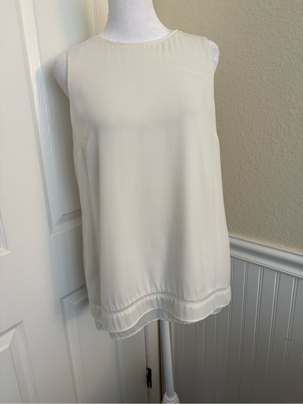 White House Black Market Ivory Sleeveless Layered-Hem Tunic